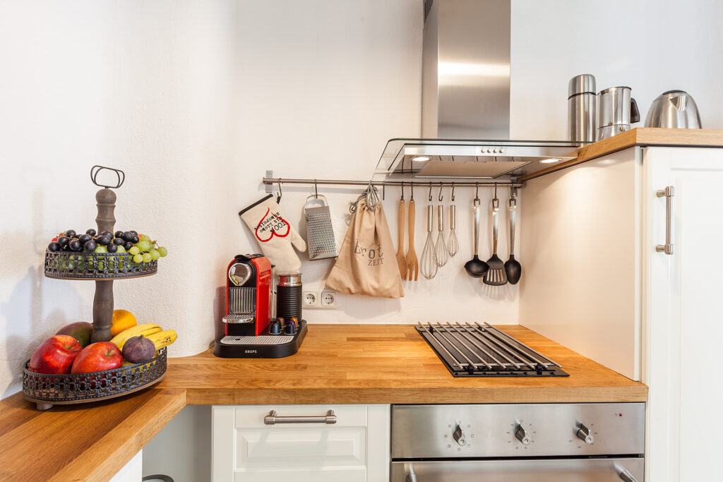 Die Küche der Ferienwohnung mit modernem Ofen und Herdplatten