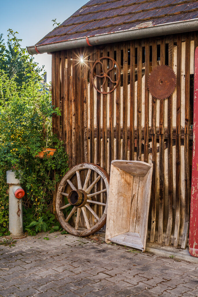 Bildausschnitt der Gartenhütte mit alten Dekoelementen