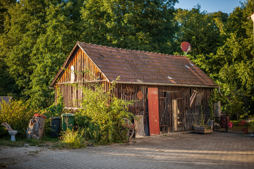 Die Gartenhütte aus Holz am Hof